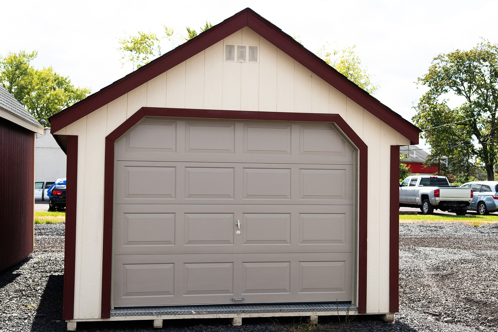 Decorating Tips For That Area Between The House And Detached Garage