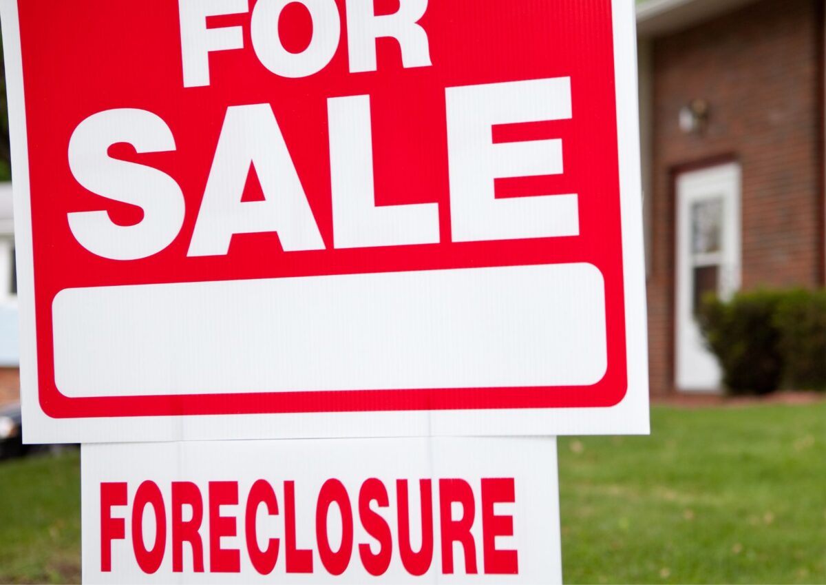 The Pros and Cons of Buying a Foreclosure